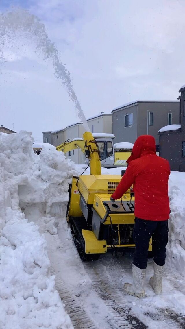 こちらはコバシのST22DXです！

溜まった雪もハイパワーで除雪してくれる優れものですよ☃️
これからの季節山の様に溜まったなかなか溶けない雪を除雪するのにもってこいです🤗

即日お渡し可能ですのでお気軽にご連絡下さい！！

要らなくなった農機具や、
除雪機、重機、トラックや車までお買取させて頂きますので気になる方は一度お電話ください☎️

0120-300-013
査定や出張買取の費用はかかりません🙅‍♀️ので
ご安心ください😊

#agriculture #tractor #agriculturalequipment #purchase #トラストアップ #trustup #農機具 #農機具買取 #農機具販売 #中古農機具 #農家さんと繋がりたい #家庭菜園 #農業女子 #農業男子 #農業 #農家 #トラクター  #耕うん機 #クボタ #kubota #ヤンマー #日産 #中古車　#トラクター女子　#除雪機